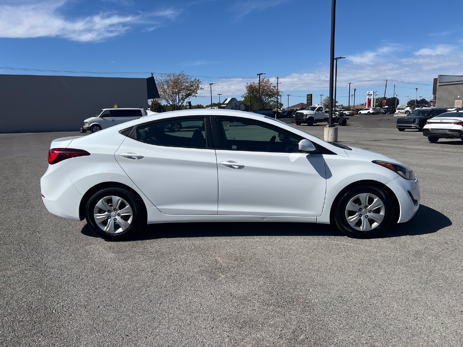 Used 2015 Hyundai Elantra SE FWD image 2