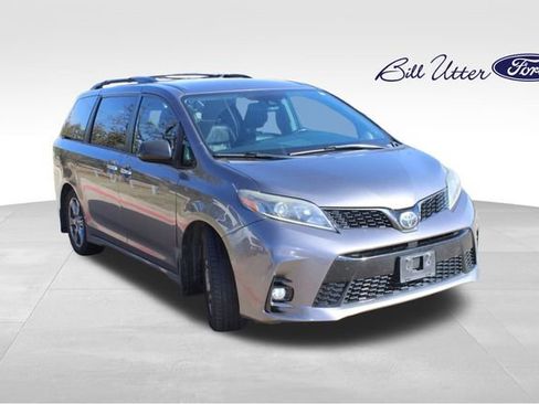 Used 2019 Toyota Sienna SE image 3