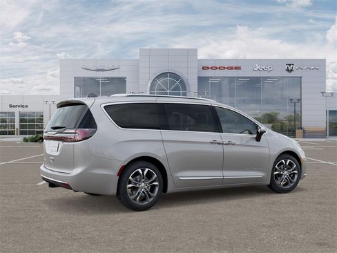 New 2026 Chrysler Pacifica Pinnacle w/ Trailer Tow Group image 4