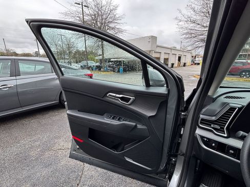 Used 2025 Kia Sportage LX image 18
