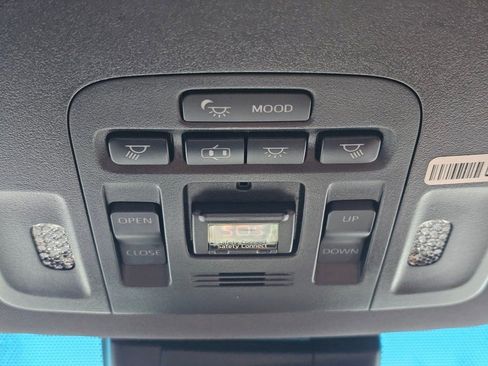 Used 2019 Toyota Avalon Limited w/ Preferred Accessory Package FWD image 18