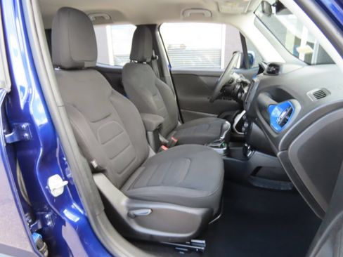 Used 2018 Jeep Renegade Latitude w/ UConnect 8.4 Nav Group FWD image 32