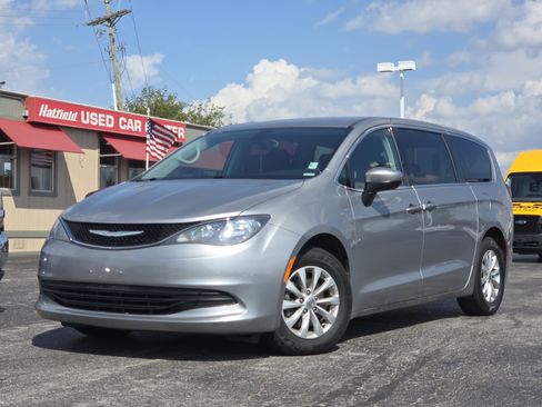 Used 2017 Chrysler Pacifica Touring w/ Tire & Wheel Group FWD image 2