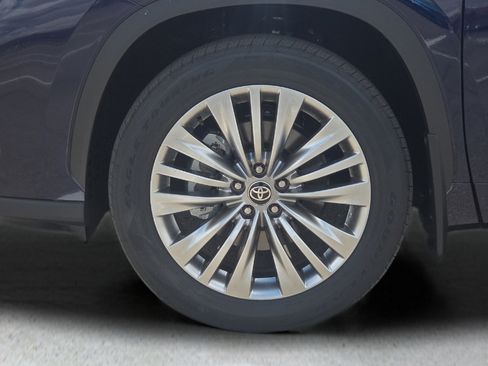 New 2026 Toyota Highlander Platinum AWD/4WD image 9
