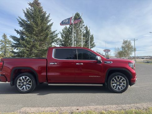 Used 2022 GMC Sierra 1500 Denali w/ Technology Package AWD/4WD image 4