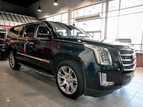 Used 2018 Cadillac Escalade ESV Luxury AWD/4WD image 3