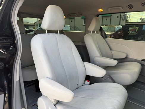 Used 2014 Toyota Sienna L image 33