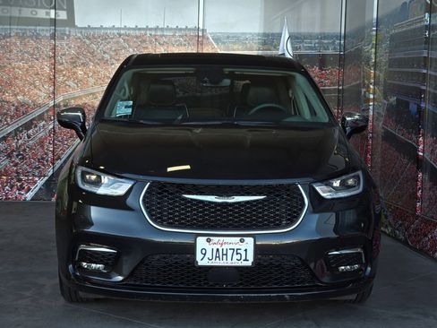 Used 2023 Chrysler Pacifica Limited FWD image 3