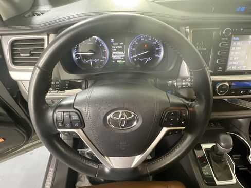Used 2019 Toyota Highlander Limited image 11
