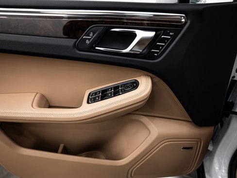 Certified 2026 Porsche Macan AWD/4WD image 16