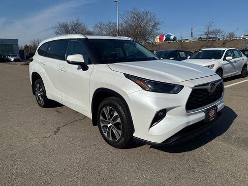 Used 2022 Toyota Highlander XLE AWD/4WD image 11