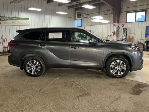 Used 2022 Toyota Highlander XLE AWD/4WD image 6