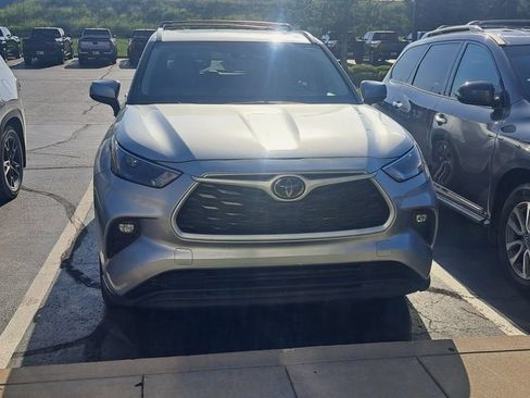 Used 2025 Toyota Highlander XLE AWD/4WD image 2