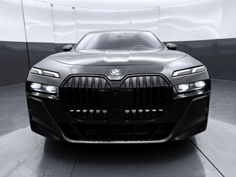 Used 2023 BMW 760i xDrive AWD/4WD image 2