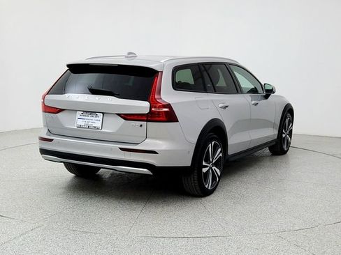 Certified 2025 Volvo V60 B5 Cross Country Plus image 5