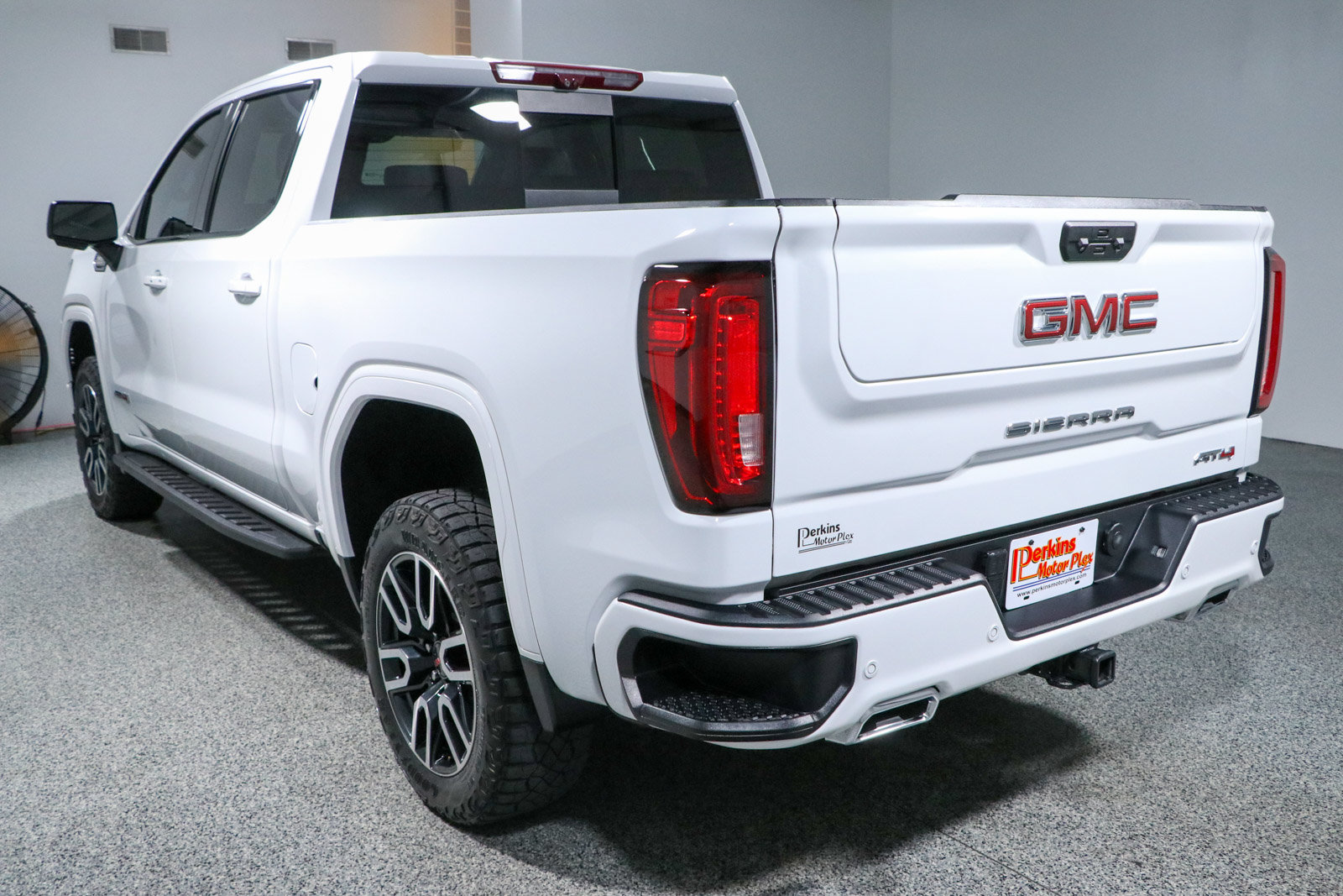 Used 2025 GMC Sierra 1500 AT4 w/ AT4 Premium Package AWD/4WD image 9