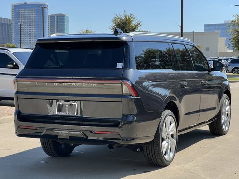 New 2025 Lincoln Navigator L Reserve image 9