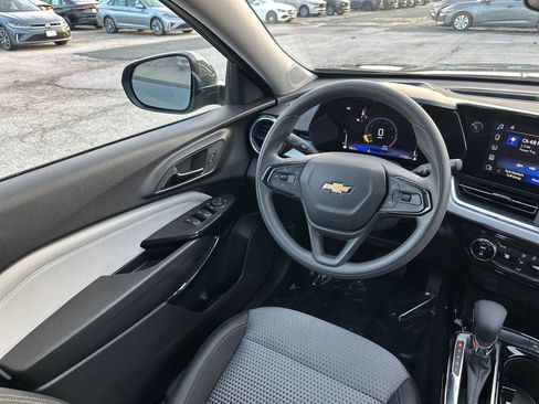 Used 2025 Chevrolet Trax LT image 32