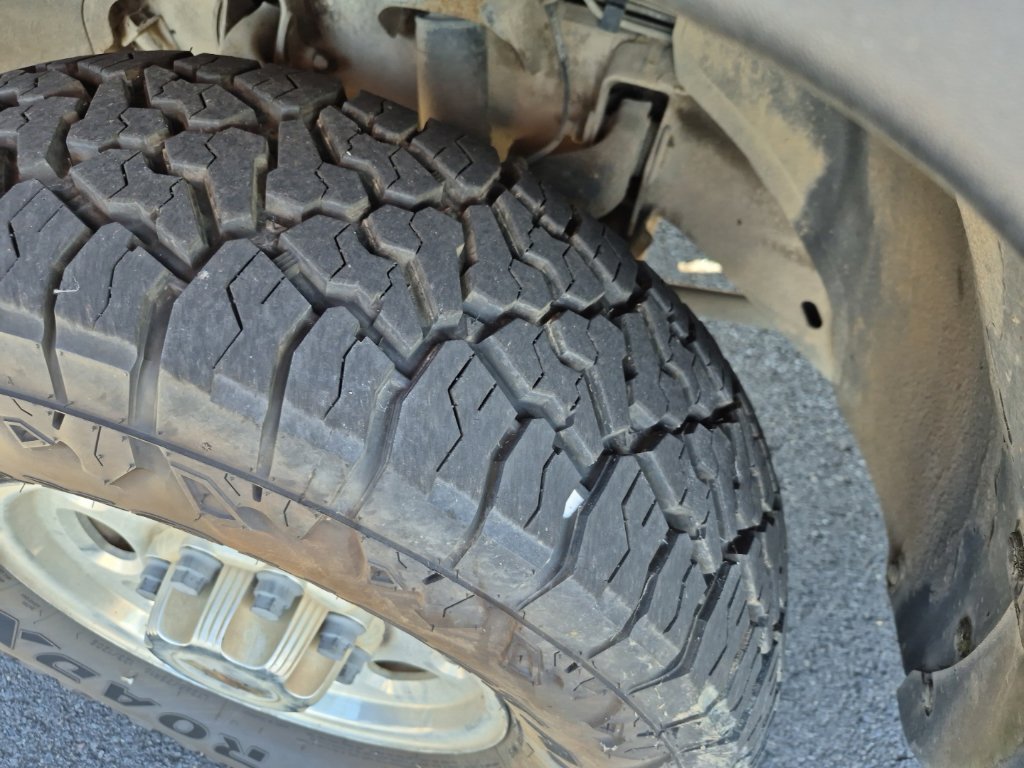Used 2001 Chevrolet Silverado 2500 LS w/ Firm Ride Suspension Pkg AWD/4WD image 13