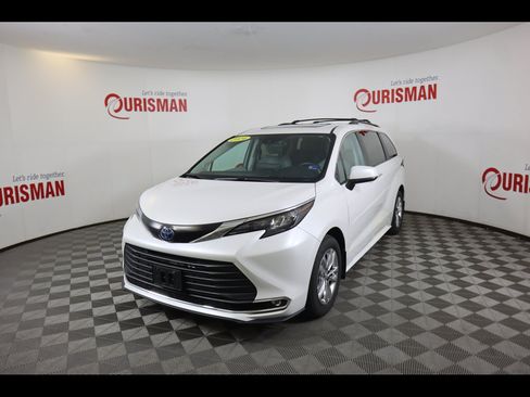 Used 2024 Toyota Sienna XLE w/ XLE Plus Package AWD/4WD image 2
