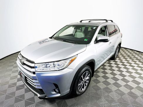 Used 2019 Toyota Highlander XLE AWD/4WD image 3