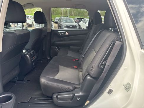 Used 2018 Nissan Pathfinder SV image 32