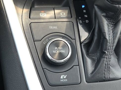 Used 2021 Toyota RAV4 LE w/ Carpet Mat Package (TMS) AWD/4WD image 20