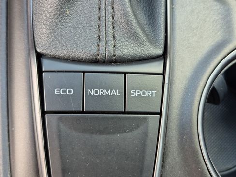 Used 2023 Toyota Camry SE FWD image 12