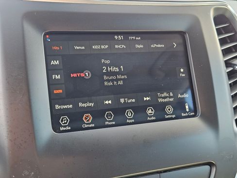 Used 2019 Jeep Cherokee Latitude Plus AWD/4WD image 22