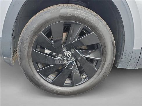 Used 2024 Volkswagen Atlas SE w/ Black Wheel Package image 22