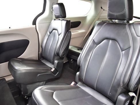 Used 2023 Chrysler Pacifica Touring-L FWD image 12