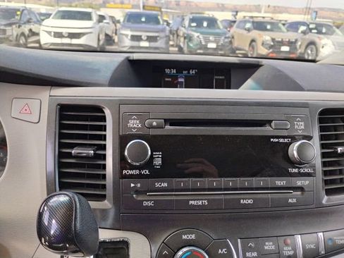Used 2013 Toyota Sienna SE FWD image 19