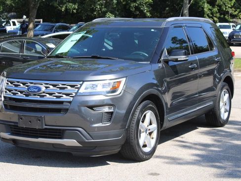 Used 2018 Ford Explorer XLT w/ Equipment Group 202A FWD image 3