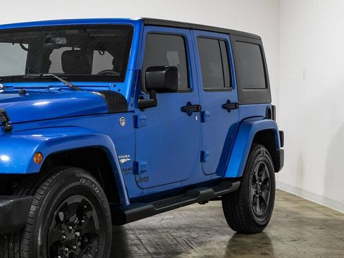 Used 2015 Jeep Wrangler Unlimited Sahara w/ Connectivity Group AWD/4WD image 6