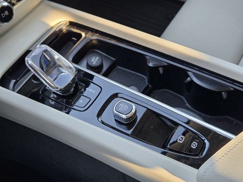 Certified 2023 Volvo XC60 B5 Ultimate w/ Climate Package image 30