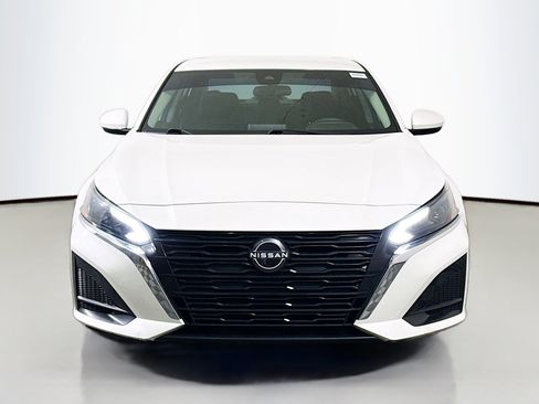 Used 2023 Nissan Altima 2.5 SV image 2