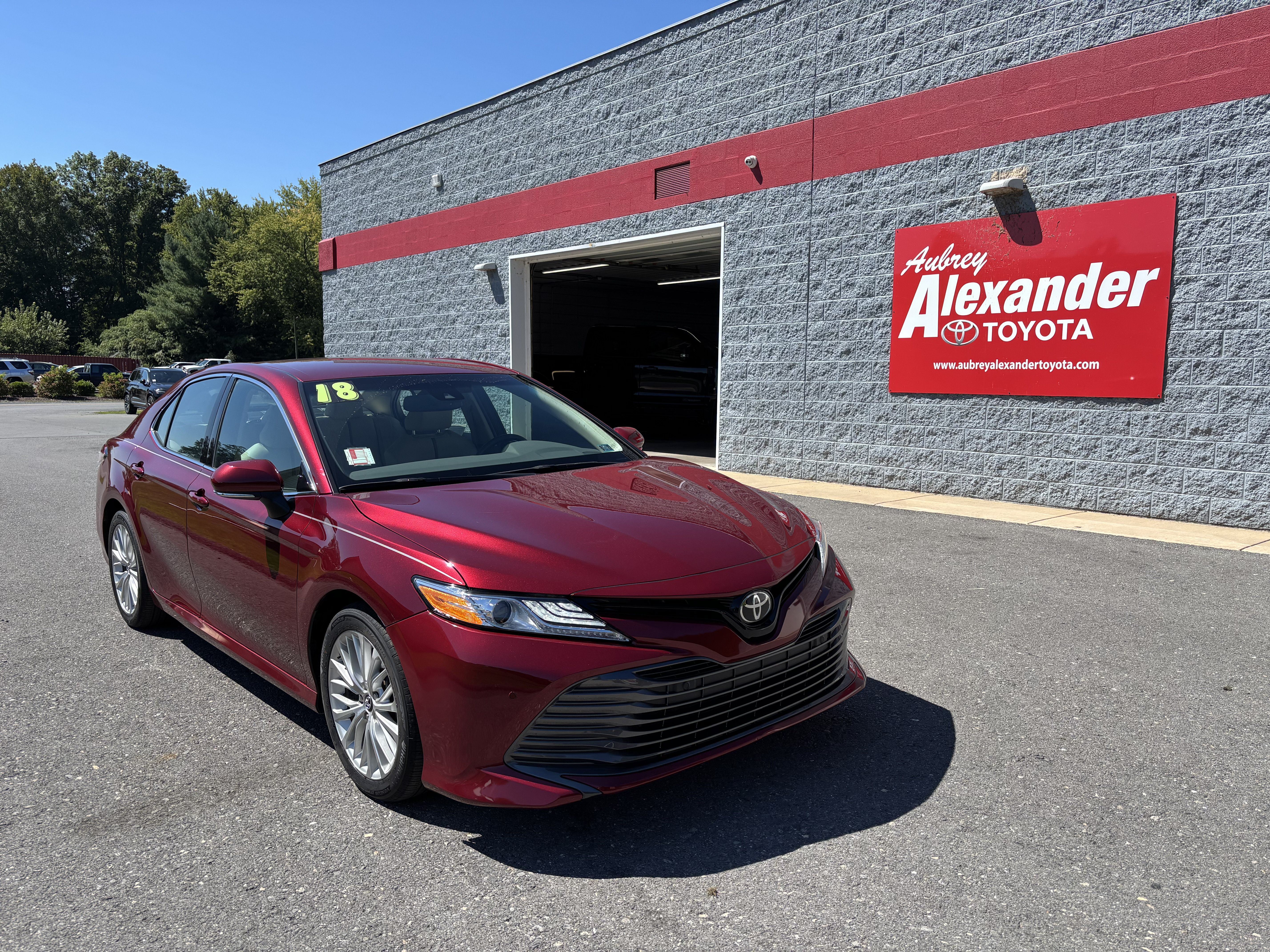Used 2018 Toyota Camry XLE FWD image 1