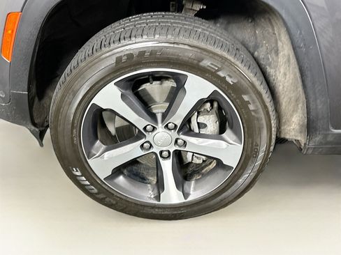 Used 2023 Jeep Grand Cherokee 4WD 4xe w/ Luxury Tech Group II image 11