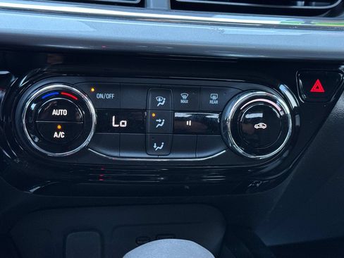 Used 2025 Chevrolet Trax LT FWD image 22