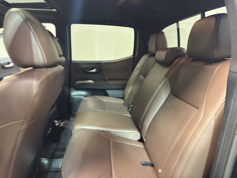 Used 2016 Toyota Tacoma Limited w/ Towing Package image 27