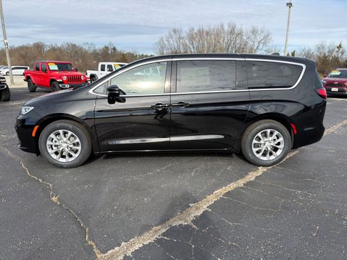 New 2026 Chrysler Pacifica Limited image 4