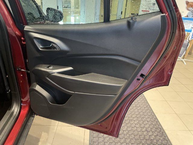 Used 2025 Chevrolet Trax LT w/ LT Convenience Package FWD image 34