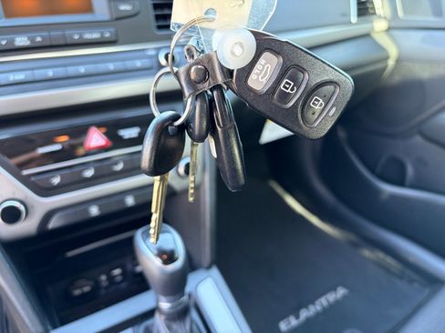 Used 2018 Hyundai Elantra SE FWD image 29
