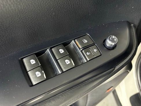 Used 2015 Toyota Highlander Limited w/ Driver Technology Package AWD/4WD image 19