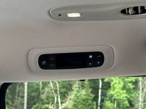 Used 2022 Chrysler Pacifica Touring-L FWD image 15