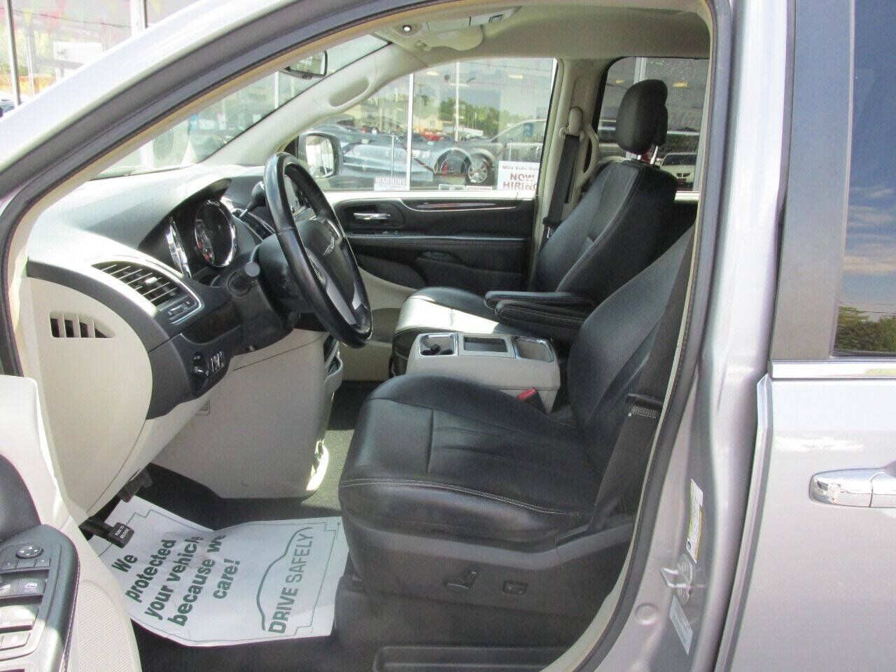 Used 2015 Chrysler Town & Country Touring w/ Driver Convenience Group FWD image 12