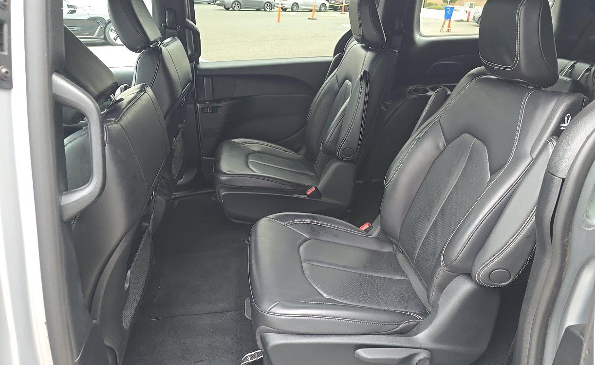Used 2023 Chrysler Pacifica Touring-L w/ S Appearance Package FWD image 9