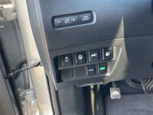 Used 2019 Nissan Rogue SV image 10