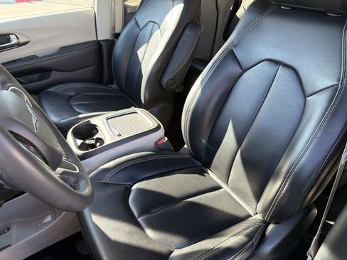 Used 2023 Chrysler Pacifica Touring-L image 20