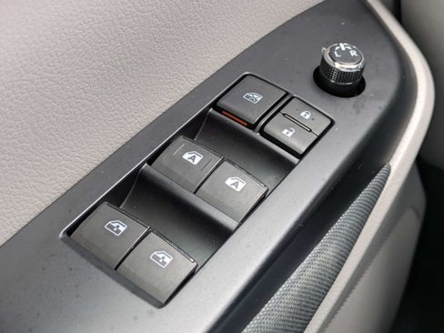 Used 2019 Toyota Highlander LE AWD/4WD image 26